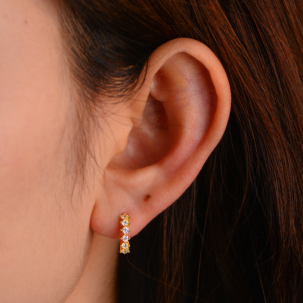 European and American style, ins-style, export-oriented, C-shaped, diamond-encrusted, zircon-embellished, unique and fashionable S925 sterling silver earrings.