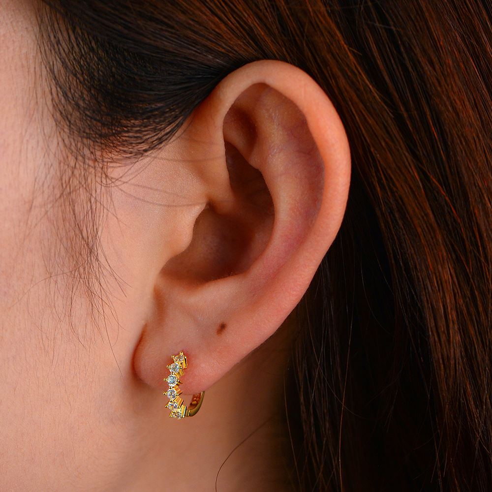 European and American style, ins-style, export-oriented, C-shaped, diamond-encrusted, zircon-embellished, unique and fashionable S925 sterling silver earrings.