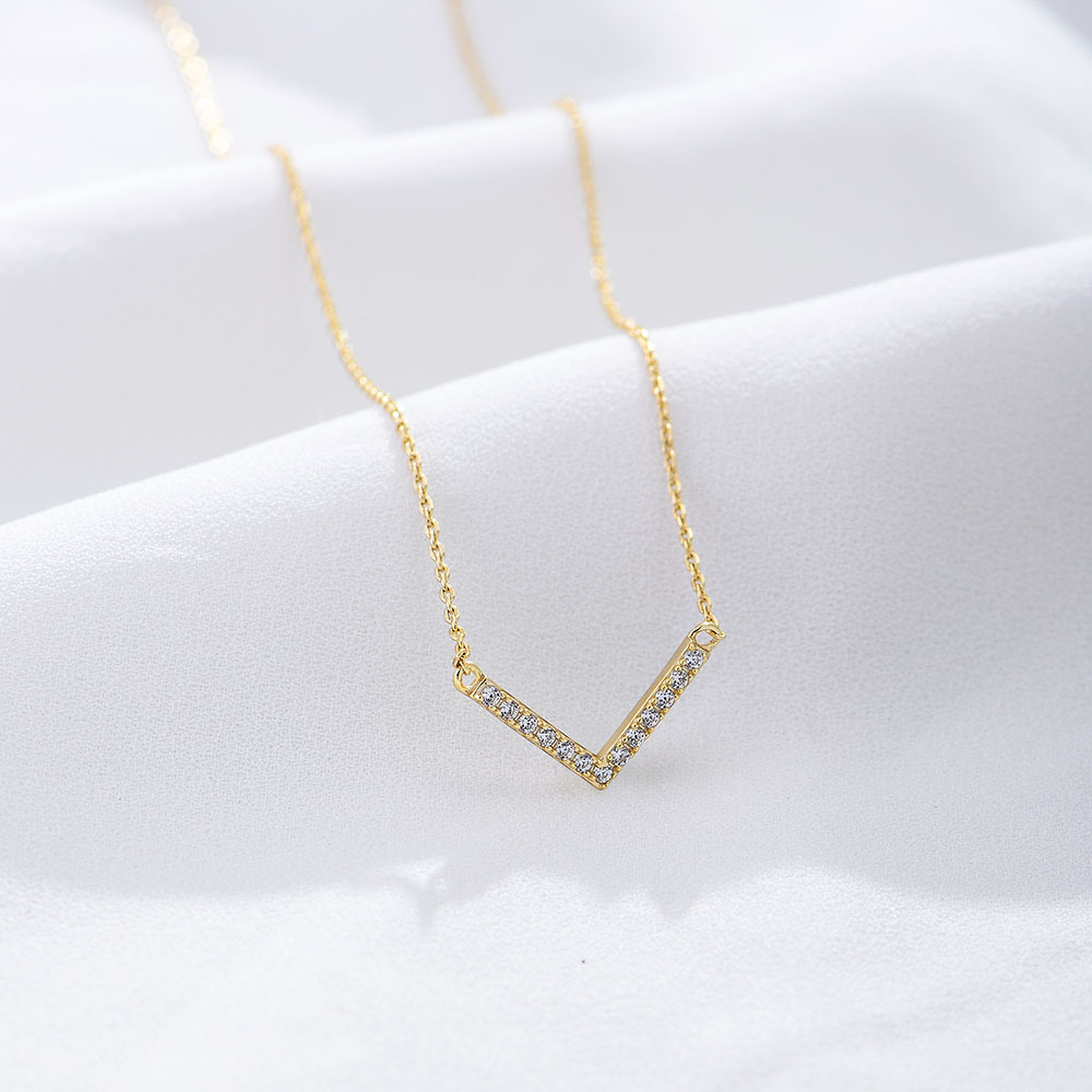 European and American style 925 sterling silver V-shaped necklace for women, niche design, simple and versatile, three-dimensional full diamond pendant, clavicle chain.