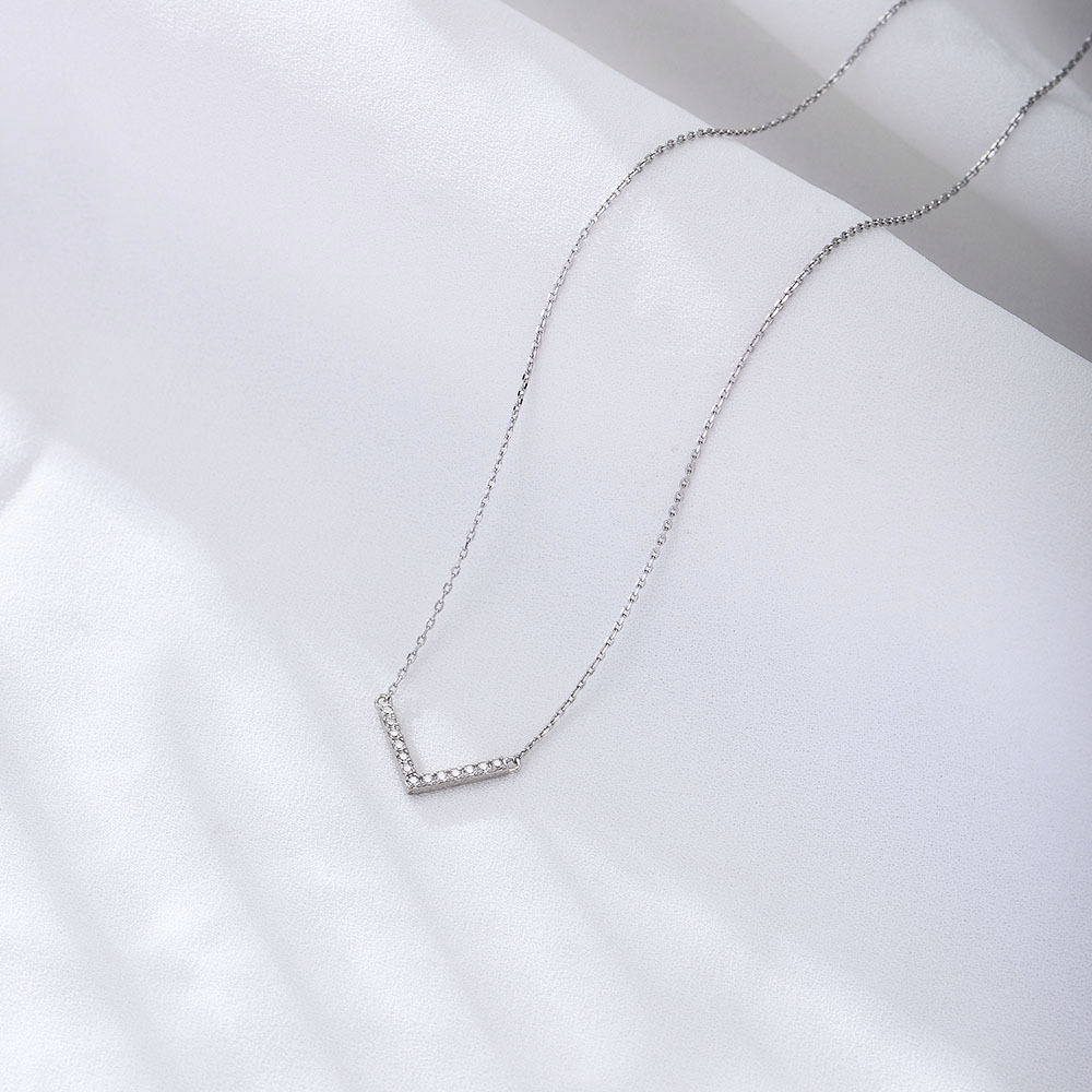European and American style 925 sterling silver V-shaped necklace for women, niche design, simple and versatile, three-dimensional full diamond pendant, clavicle chain.