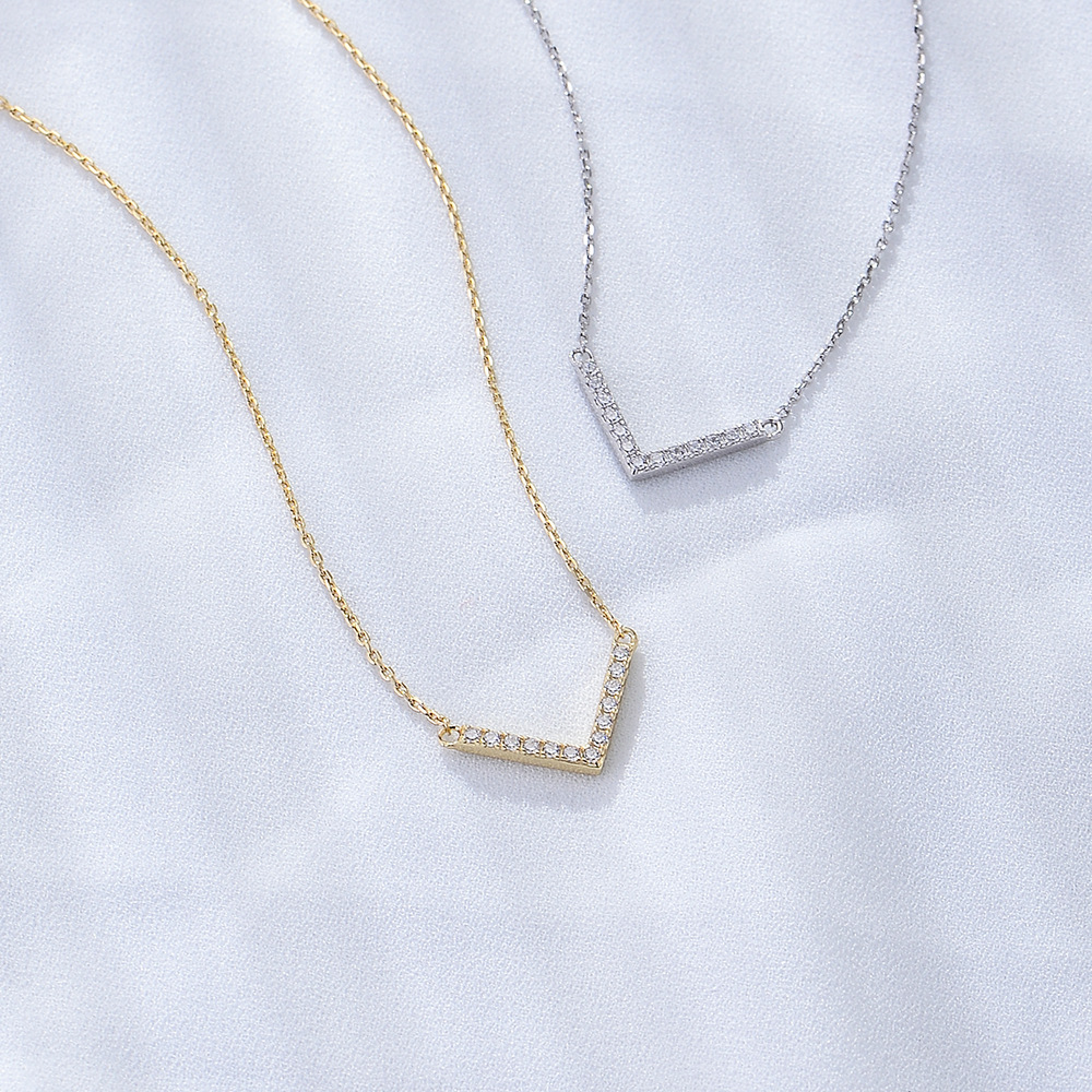 European and American style 925 sterling silver V-shaped necklace for women, niche design, simple and versatile, three-dimensional full diamond pendant, clavicle chain.