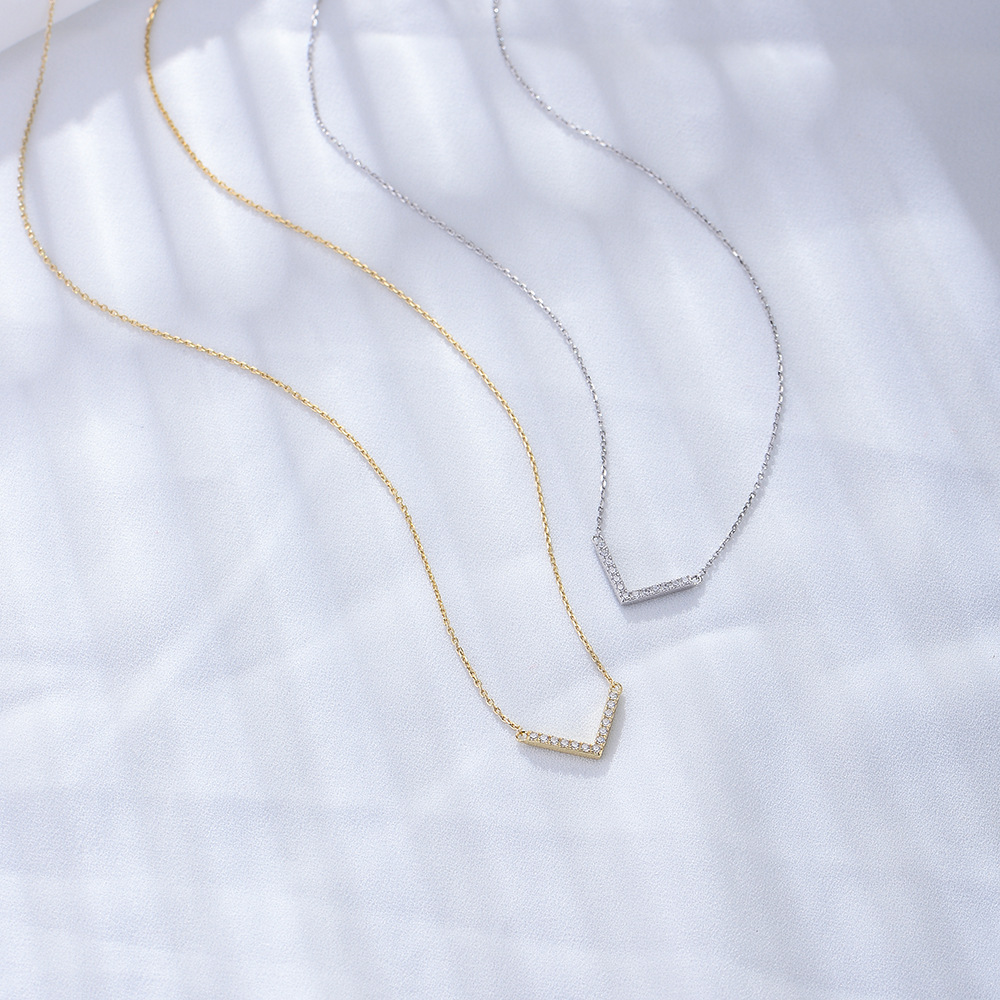 European and American style 925 sterling silver V-shaped necklace for women, niche design, simple and versatile, three-dimensional full diamond pendant, clavicle chain.