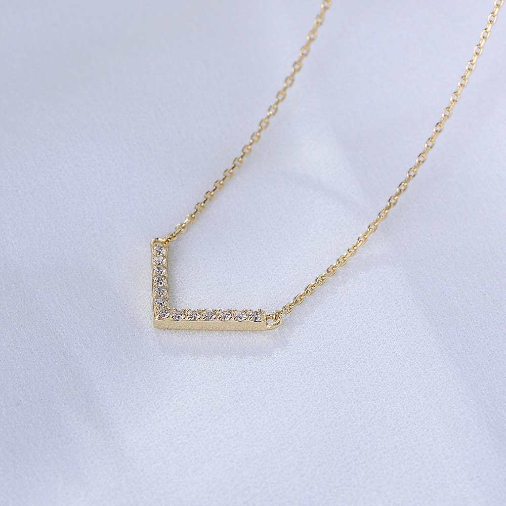 European and American style 925 sterling silver V-shaped necklace for women, niche design, simple and versatile, three-dimensional full diamond pendant, clavicle chain.