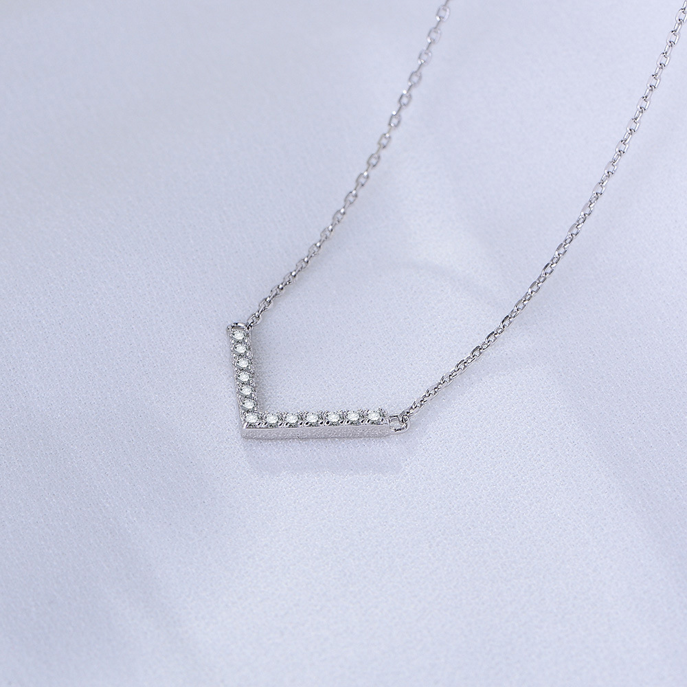 European and American style 925 sterling silver V-shaped necklace for women, niche design, simple and versatile, three-dimensional full diamond pendant, clavicle chain.