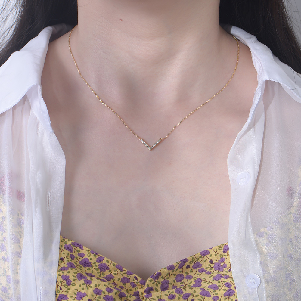 European and American style 925 sterling silver V-shaped necklace for women, niche design, simple and versatile, three-dimensional full diamond pendant, clavicle chain.
