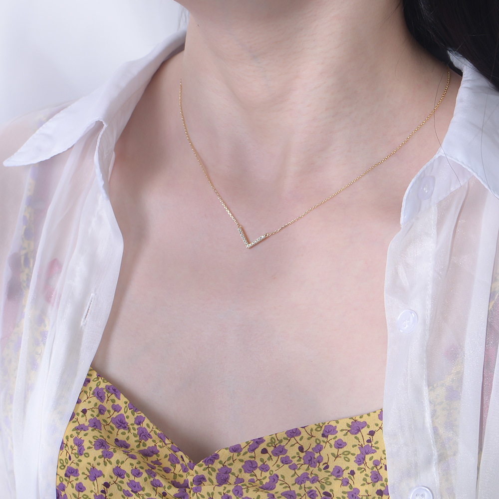 European and American style 925 sterling silver V-shaped necklace for women, niche design, simple and versatile, three-dimensional full diamond pendant, clavicle chain.