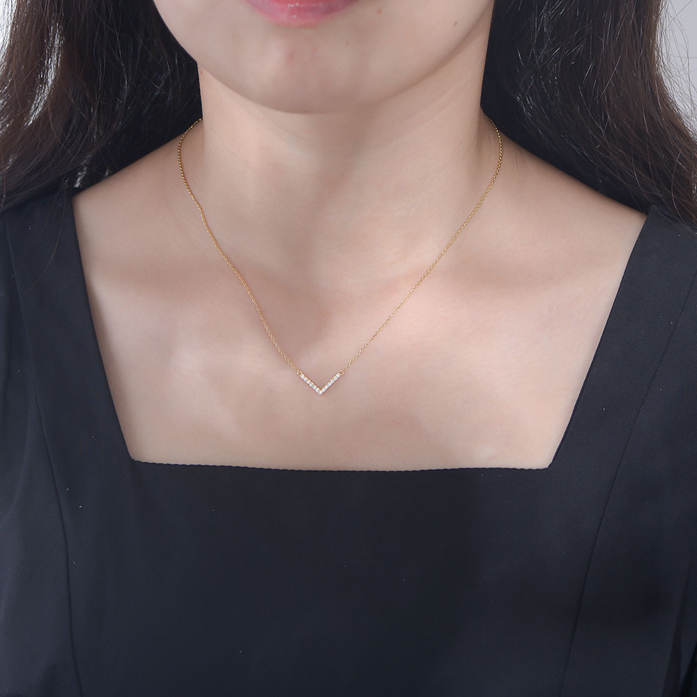 European and American style 925 sterling silver V-shaped necklace for women, niche design, simple and versatile, three-dimensional full diamond pendant, clavicle chain.