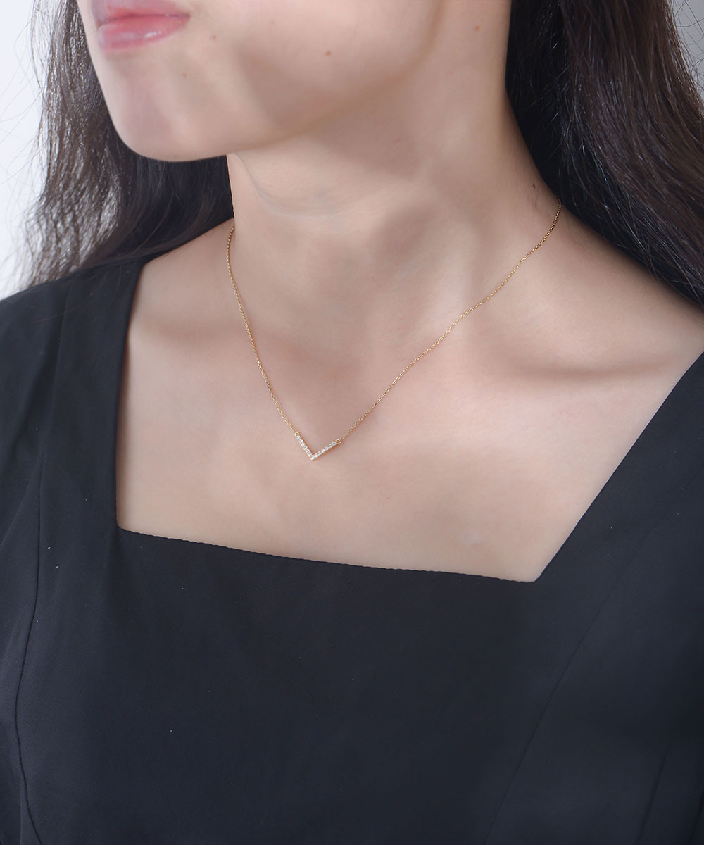 European and American style 925 sterling silver V-shaped necklace for women, niche design, simple and versatile, three-dimensional full diamond pendant, clavicle chain.