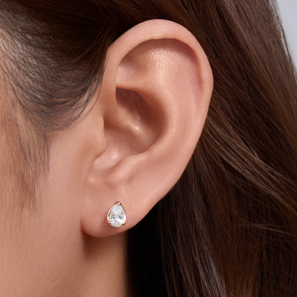 Exclusively for European and American style, new teardrop zircon stud earrings, 925 sterling silver, luxurious and versatile earrings.
