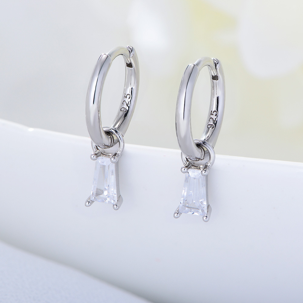 Simple geometric square zircon earrings, S925 sterling silver, European and American style, small and exquisite diamond-encrusted earrings.
