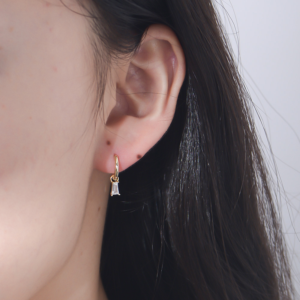 Simple geometric square zircon earrings, S925 sterling silver, European and American style, small and exquisite diamond-encrusted earrings.