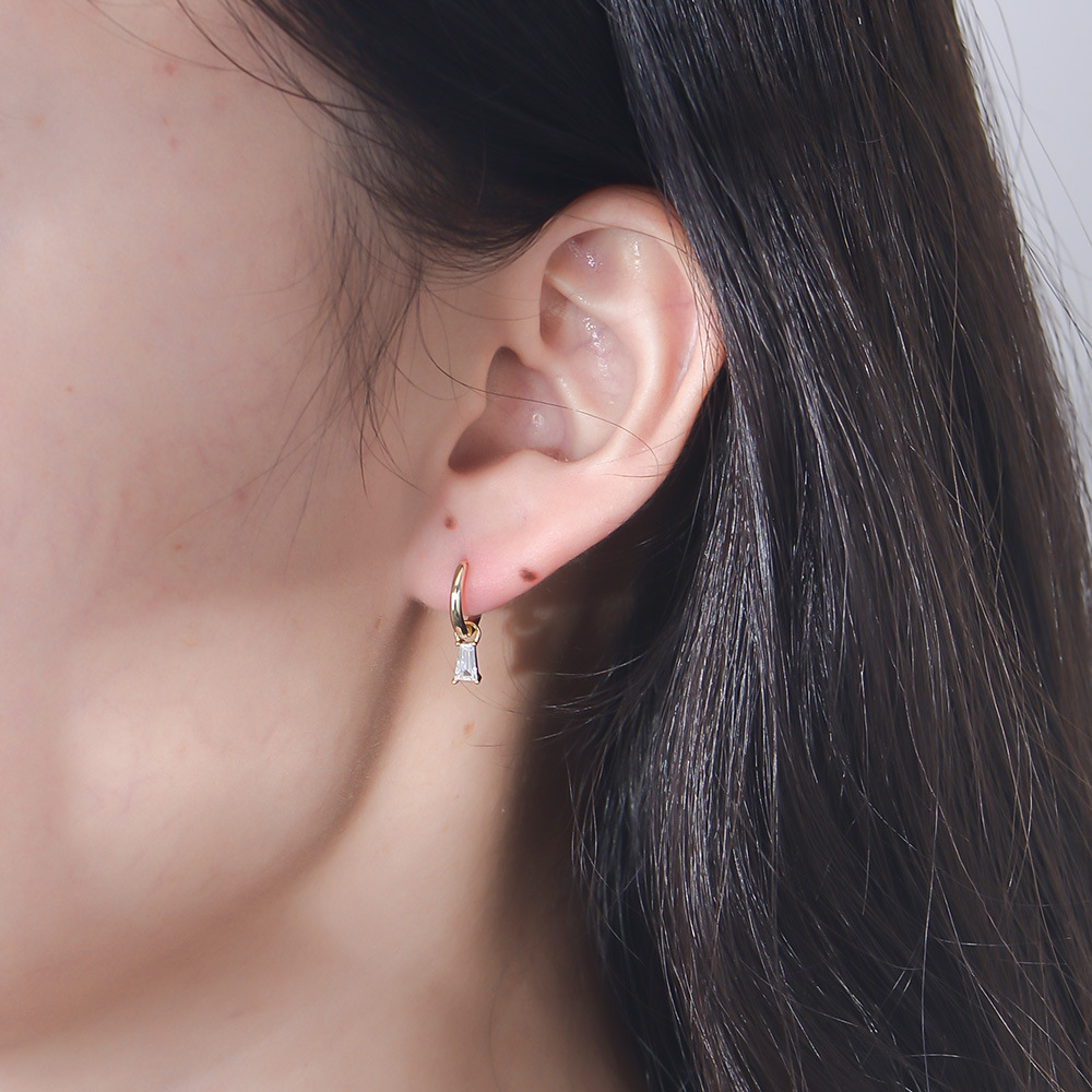 Simple geometric square zircon earrings, S925 sterling silver, European and American style, small and exquisite diamond-encrusted earrings.