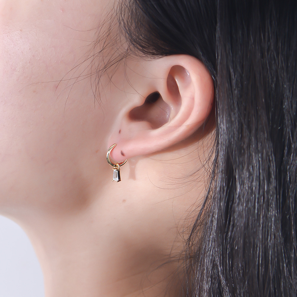Simple geometric square zircon earrings, S925 sterling silver, European and American style, small and exquisite diamond-encrusted earrings.
