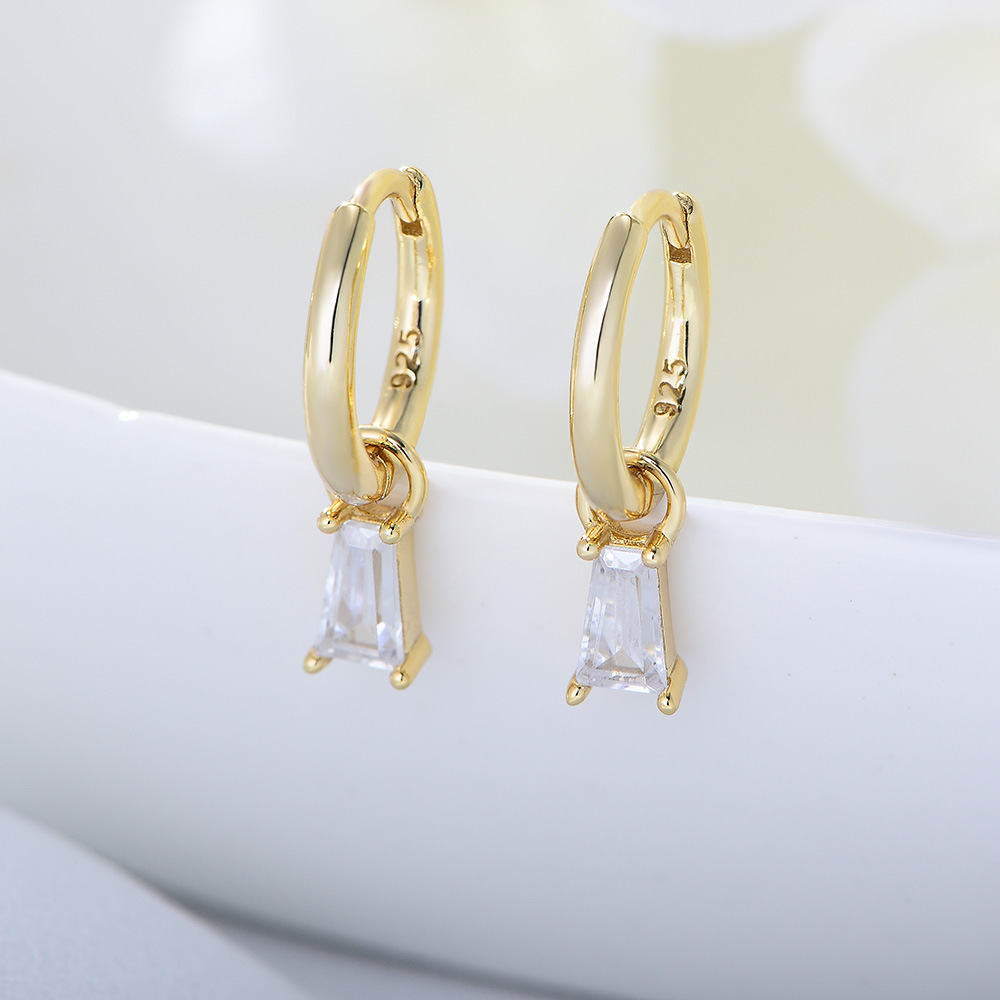 Simple geometric square zircon earrings, S925 sterling silver, European and American style, small and exquisite diamond-encrusted earrings.