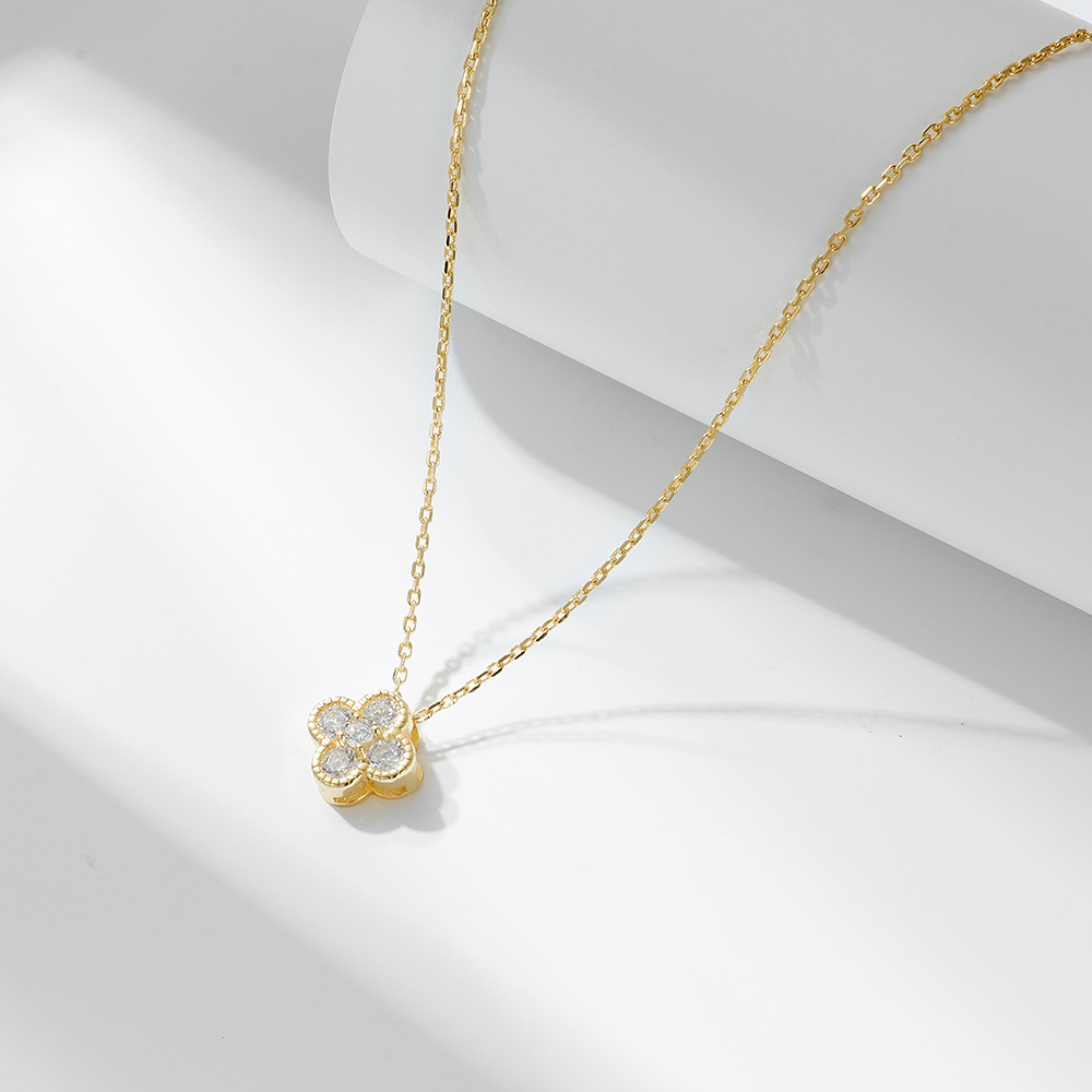 S925 Sterling Silver Diamond Necklace for Women: A luxurious design with a touch of elegance, featuring a versatile four-leaf clover motif and a fresh, youthful feel.