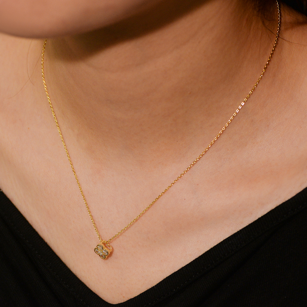 S925 Sterling Silver Diamond Necklace for Women: A luxurious design with a touch of elegance, featuring a versatile four-leaf clover motif and a fresh, youthful feel.