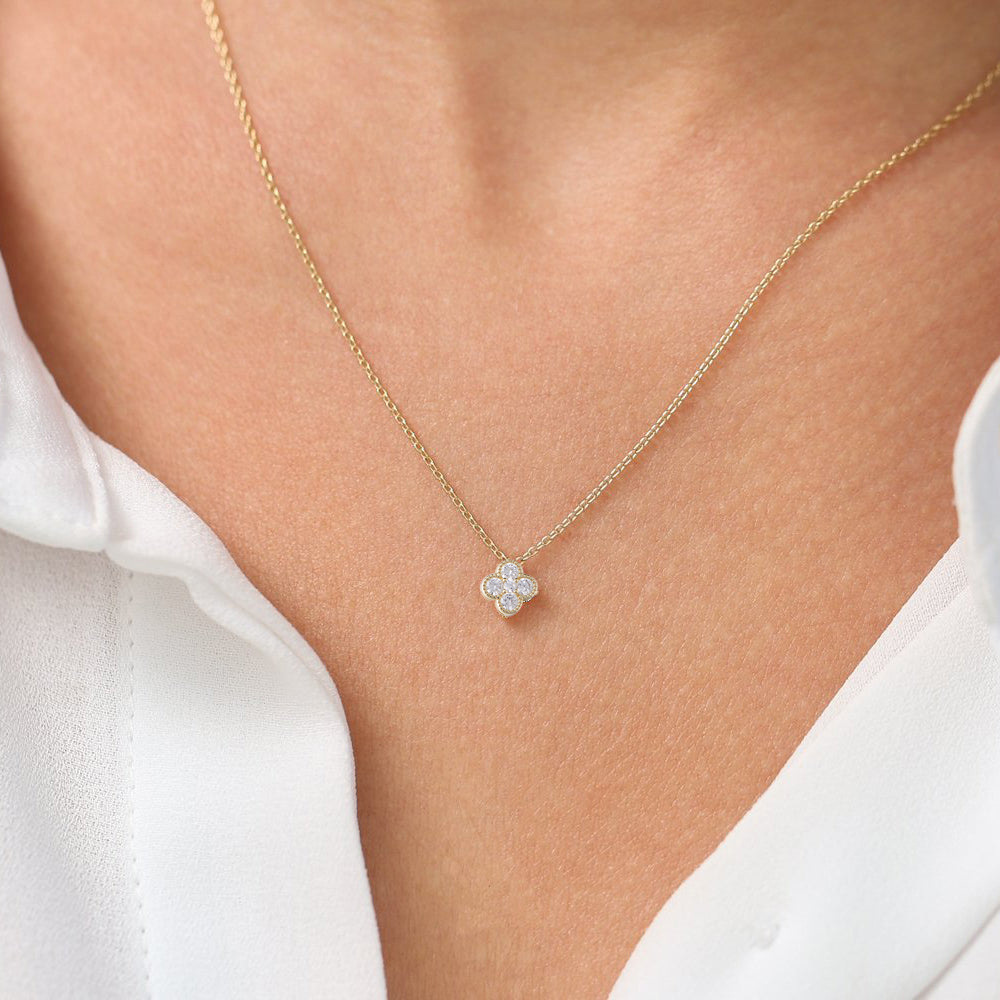 S925 Sterling Silver Diamond Necklace for Women: A luxurious design with a touch of elegance, featuring a versatile four-leaf clover motif and a fresh, youthful feel.