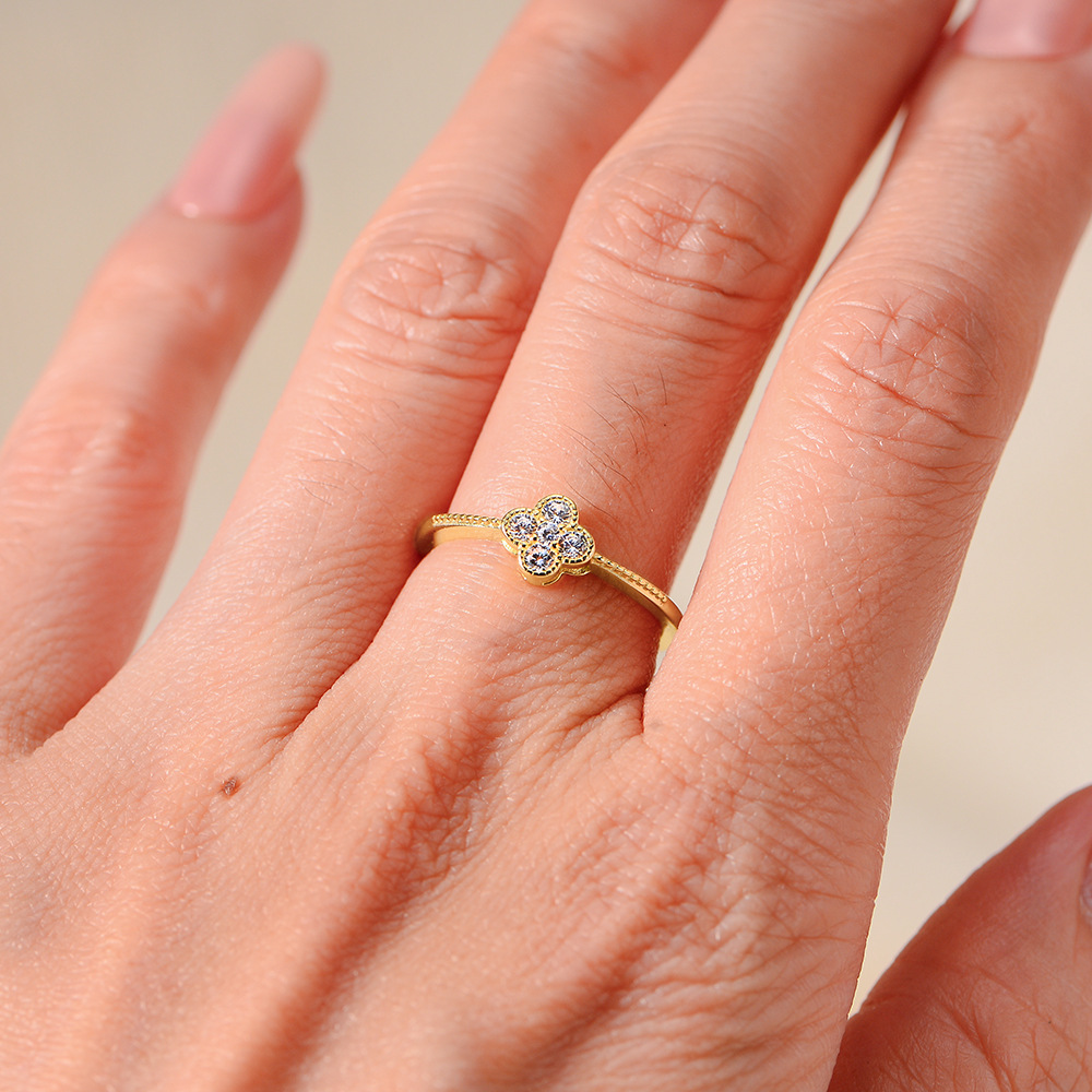 S925 sterling silver diamond-encrusted four-leaf clover ring for women, featuring a sophisticated and elegant design, classic and versatile, with a fresh and delicate feel.