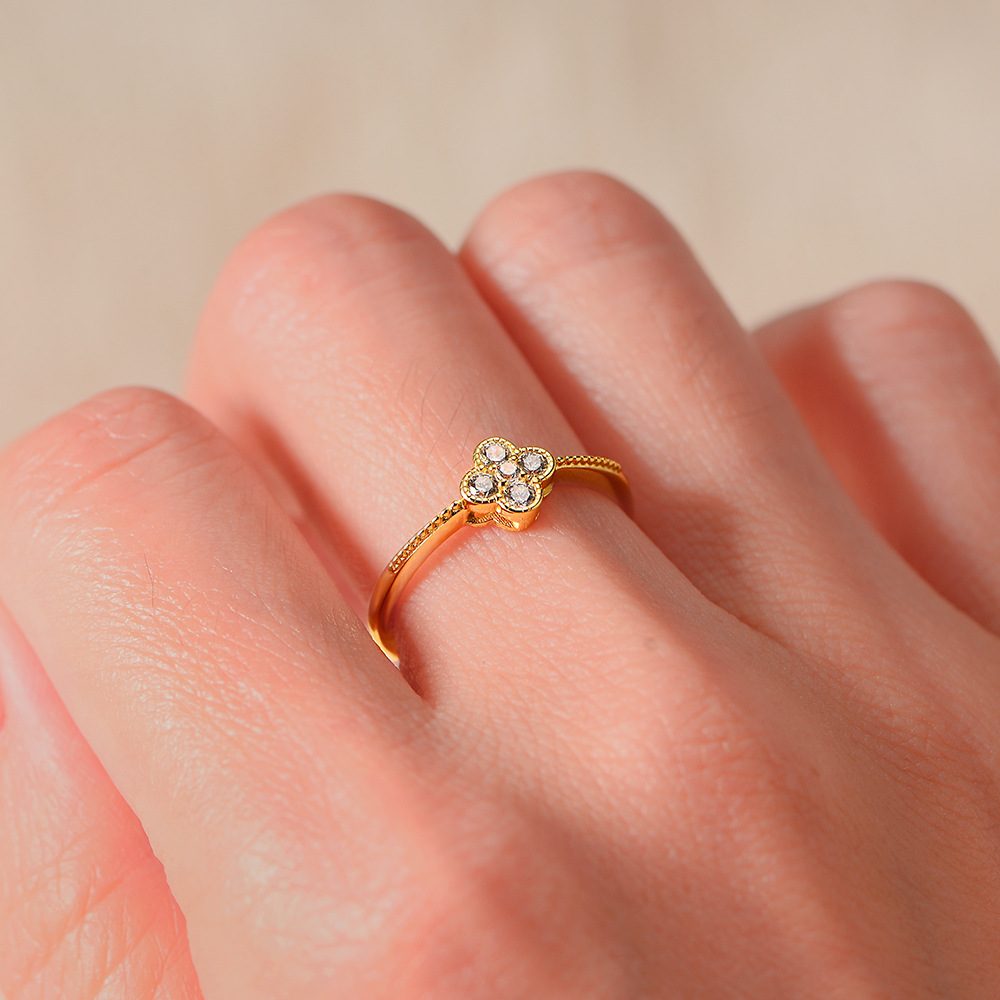 S925 sterling silver diamond-encrusted four-leaf clover ring for women, featuring a sophisticated and elegant design, classic and versatile, with a fresh and delicate feel.