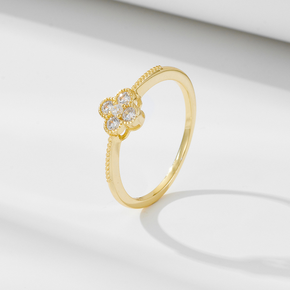 S925 sterling silver diamond-encrusted four-leaf clover ring for women, featuring a sophisticated and elegant design, classic and versatile, with a fresh and delicate feel.