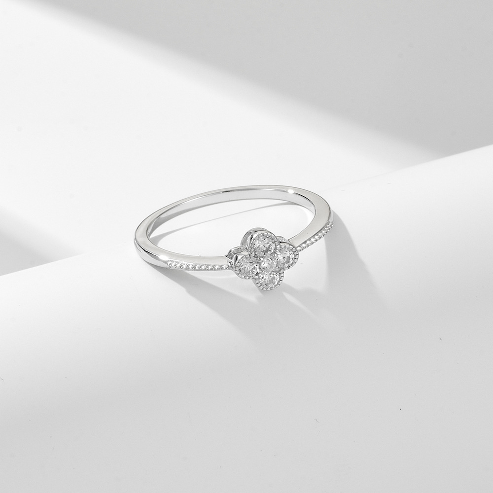 S925 sterling silver diamond-encrusted four-leaf clover ring for women, featuring a sophisticated and elegant design, classic and versatile, with a fresh and delicate feel.