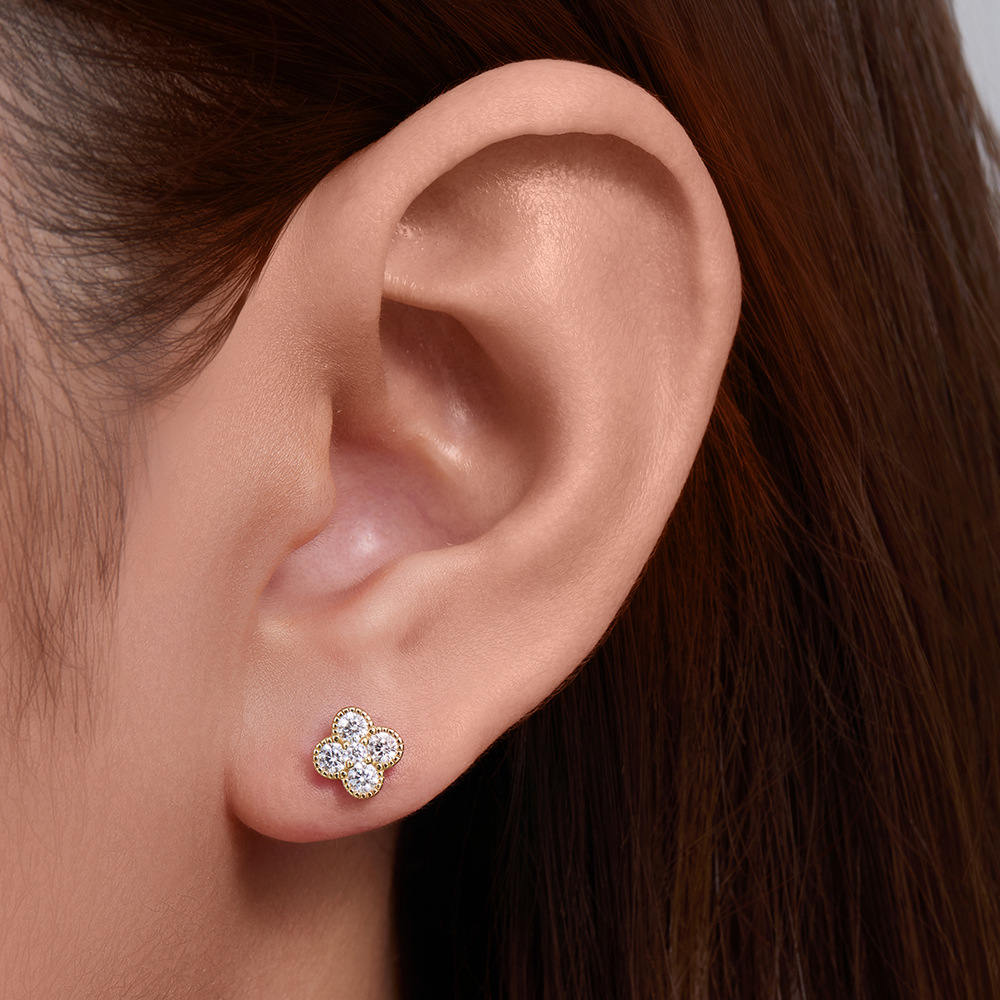 925 Sterling Silver Four-Leaf Clover Zirconia Earrings for Women, European and American Style, Light Luxury, Simple, Versatile, Fresh and Mini Earrings