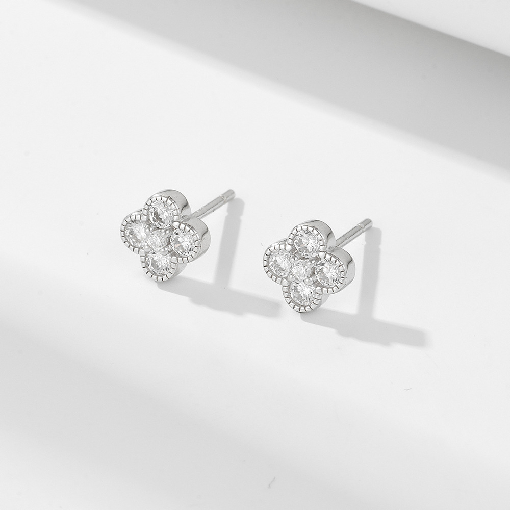 925 Sterling Silver Four-Leaf Clover Zirconia Earrings for Women, European and American Style, Light Luxury, Simple, Versatile, Fresh and Mini Earrings