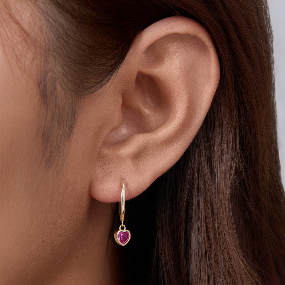 Popular European and American style S925 sterling silver heart-shaped zircon earrings for women, featuring a touch of luxury, individuality, fashion, and elegance.