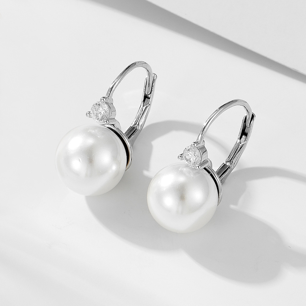 Simple, versatile, classic pearl earrings for women, elegant and sophisticated European and American style, S925 sterling silver pearl earrings wholesale.