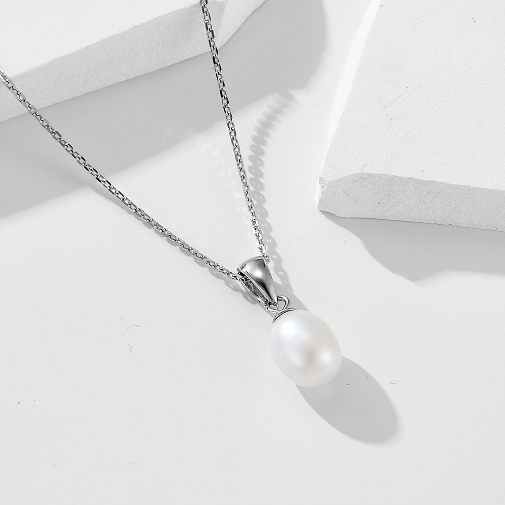 Luxury and sophisticated 925 sterling silver natural freshwater pearl necklace for women, elegant and chic European style, niche jewelry, clavicle chain.