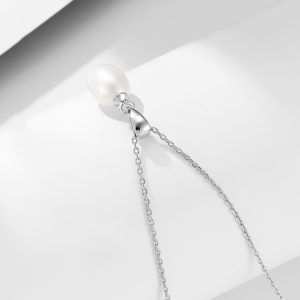 Luxury and sophisticated 925 sterling silver natural freshwater pearl necklace for women, elegant and chic European style, niche jewelry, clavicle chain.