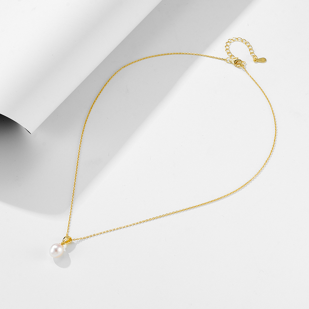 Luxury and sophisticated 925 sterling silver natural freshwater pearl necklace for women, elegant and chic European style, niche jewelry, clavicle chain.
