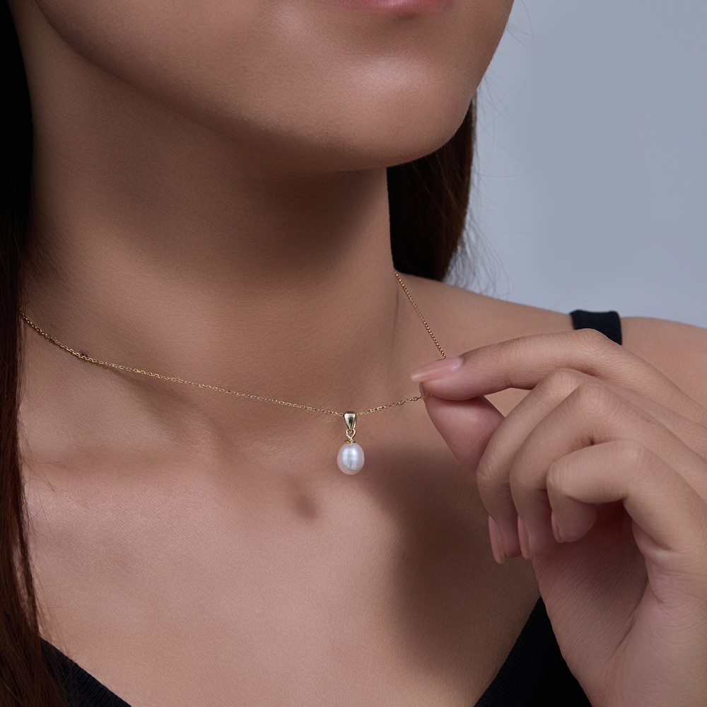 Luxury and sophisticated 925 sterling silver natural freshwater pearl necklace for women, elegant and chic European style, niche jewelry, clavicle chain.