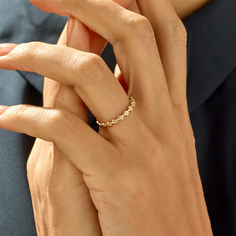 Simple and versatile leaf-shaped ring for women, with a unique and stylish olive branch design, perfect for the European and American fashion scene.