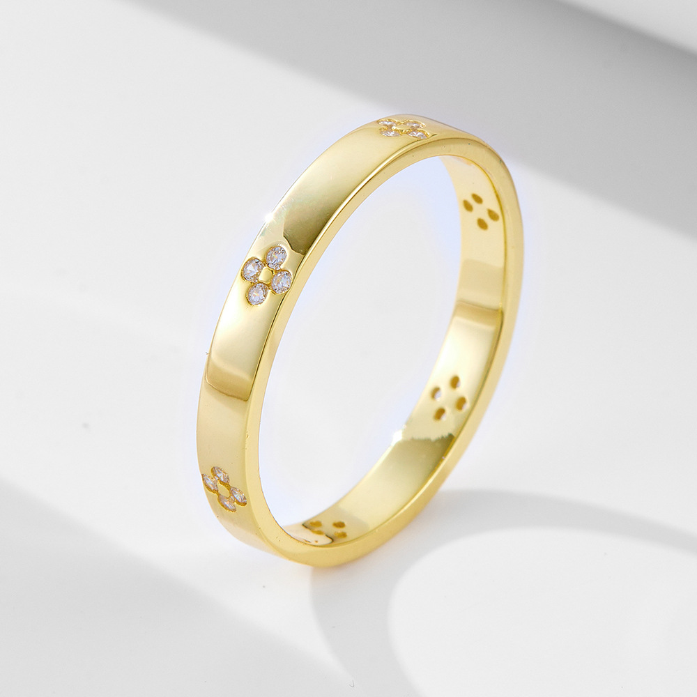 A popular classic ring set in Europe and America, made of 925 sterling silver, offering a luxurious and sophisticated look.