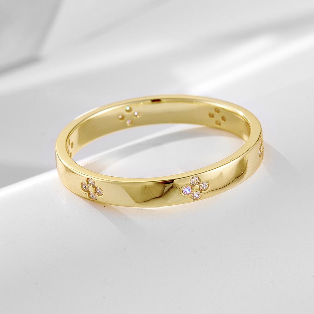 A popular classic ring set in Europe and America, made of 925 sterling silver, offering a luxurious and sophisticated look.