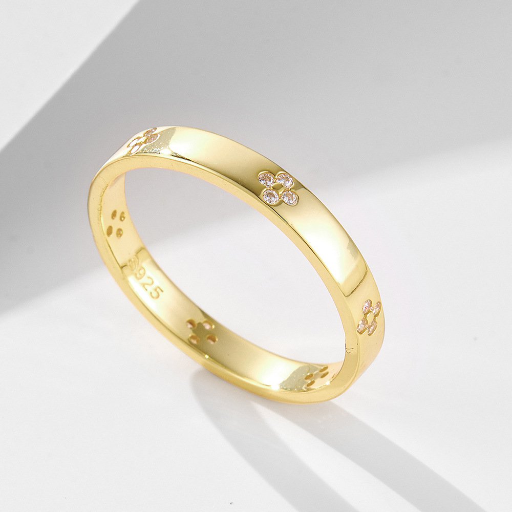A popular classic ring set in Europe and America, made of 925 sterling silver, offering a luxurious and sophisticated look.