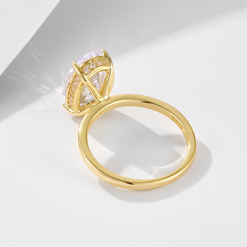 S925 sterling silver oval-shaped 4.5-carat ice-flower cut zircon ring set, a sophisticated and luxurious piece of jewelry.