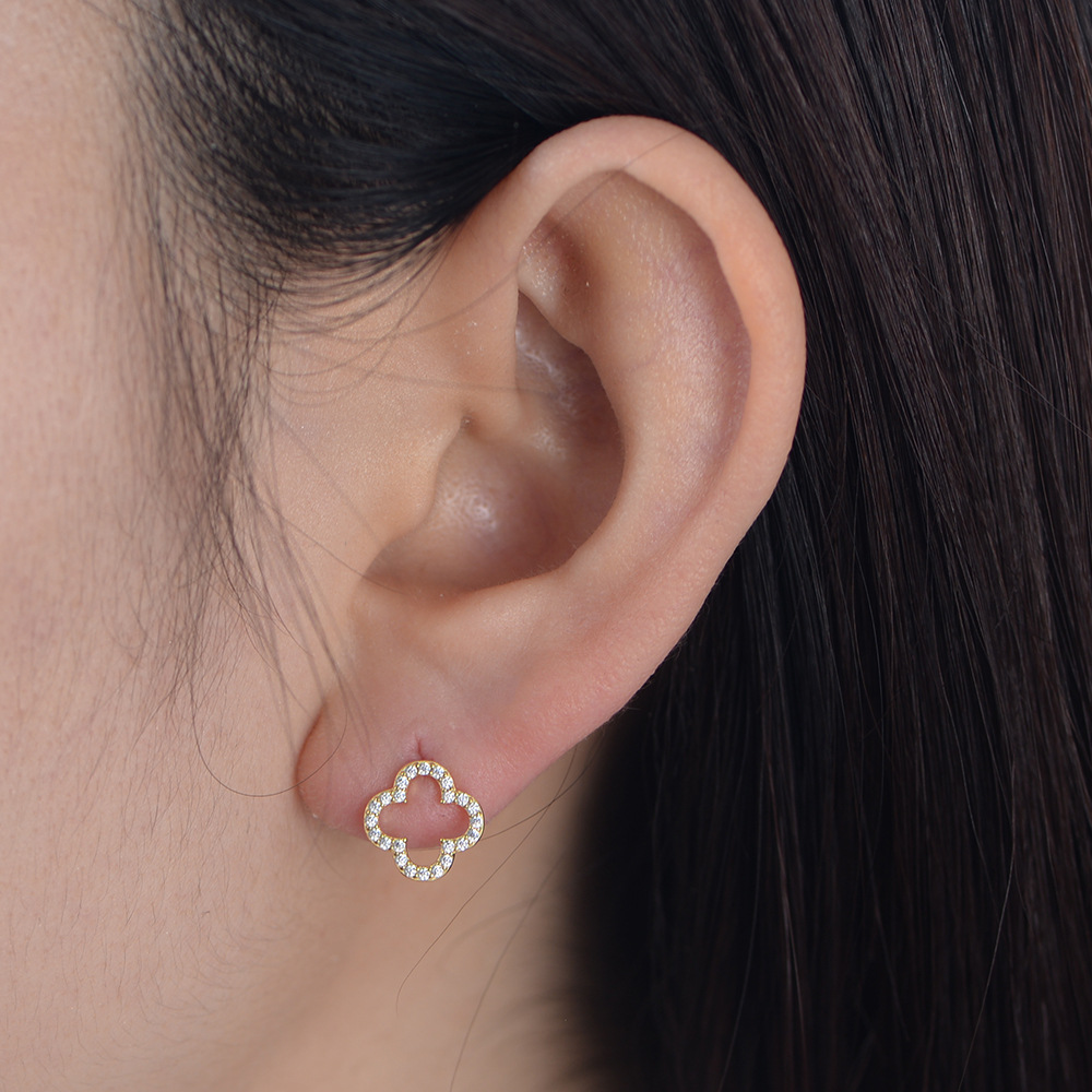 European and American style four-leaf clover stud earrings, 925 sterling silver, full diamond, simple hollow earrings, unique, fashionable and high-end earrings.