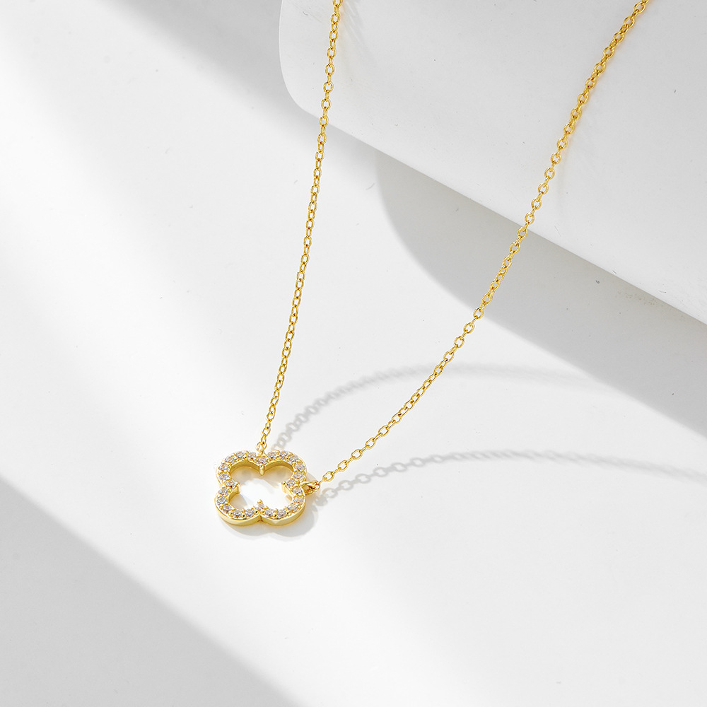 S925 Sterling Silver Fashionable and Elegant Hollow Out Diamond-Studded Four-Leaf Clover Necklace for Women, High-End European and American Style Pendant Choker Chain