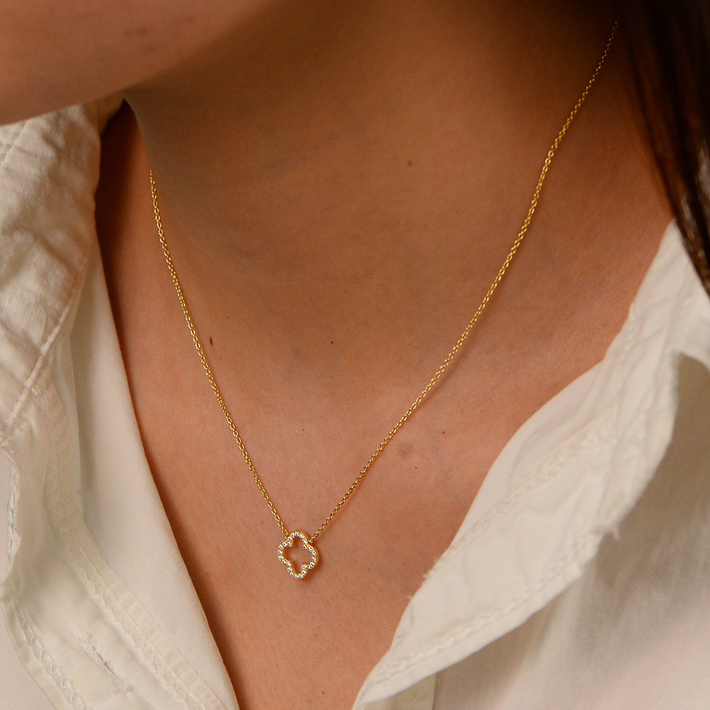 S925 Sterling Silver Fashionable and Elegant Hollow Out Diamond-Studded Four-Leaf Clover Necklace for Women, High-End European and American Style Pendant Choker Chain