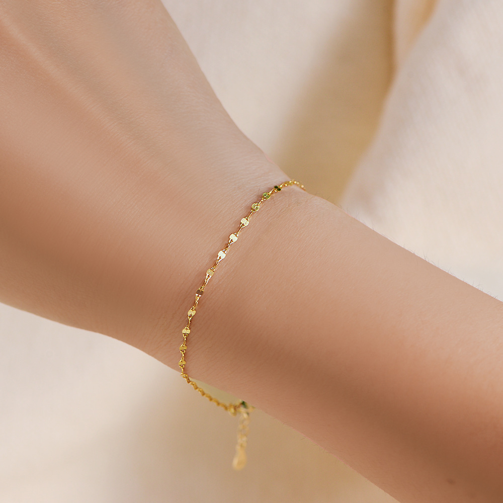 S925 sterling silver bracelet plated with 14K gold. Japanese-style design, exquisite and simple, sparkling with the word "kiss" on a plain chain.