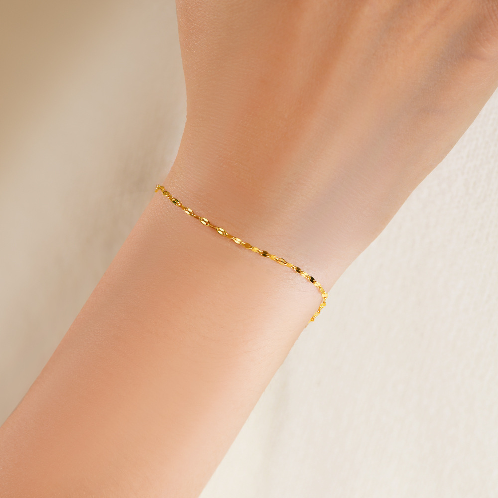 S925 sterling silver bracelet plated with 14K gold. Japanese-style design, exquisite and simple, sparkling with the word "kiss" on a plain chain.